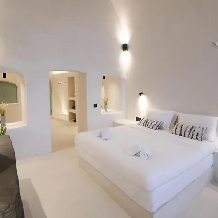 One Of One - Aurelia * Oia (Santorini)